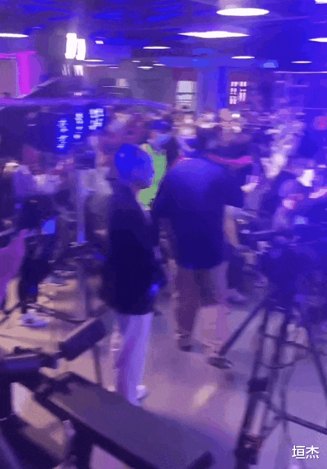 老明星|时隔7年,63岁老毕复出,被围观,还签了公司,节目现场简陋