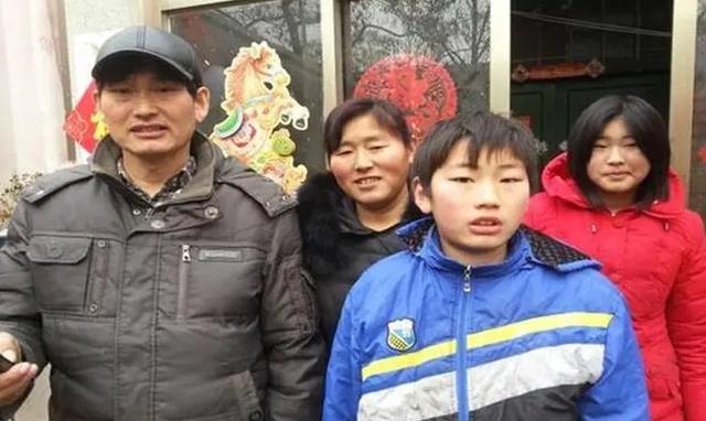 公主抱|朱之文家张灯结彩迎新年,穿军大衣逛集市,反被质疑是“炒棍”