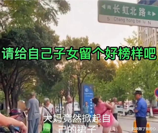 丢人!苏州大妈占道经营城管上前拍照,大妈竟当众掀起自己的裙子