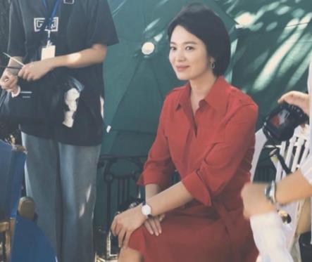 宋慧乔|宋慧乔复出拍戏照曝光，身材暴瘦靠穿阔腿裤遮，神情冷漠不见笑容