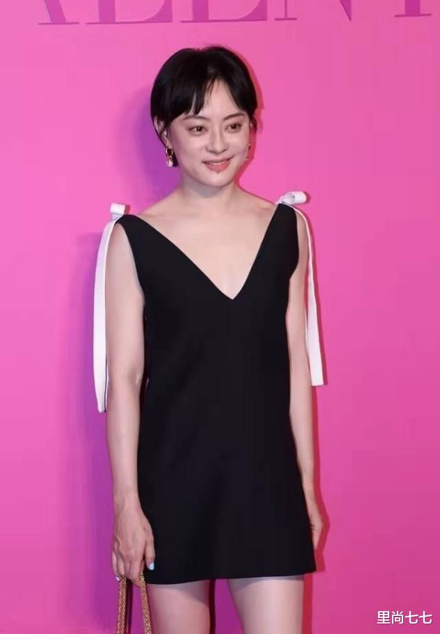 孙俪|吃了身材的亏！孙俪难得放开穿深V，尴尬曲线被关晓彤秒杀太彻底