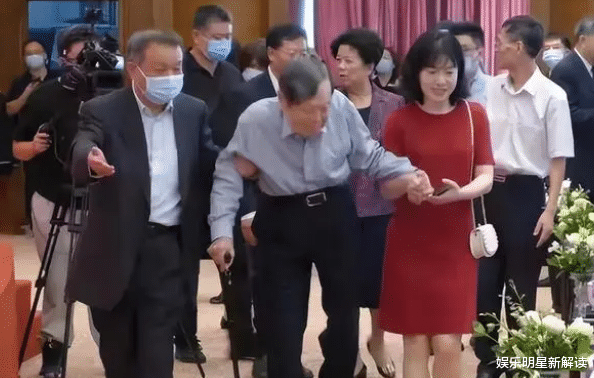 杨振宁|100岁杨振宁摔倒后首露面!说话有气无力,对娇妻表白好甜蜜