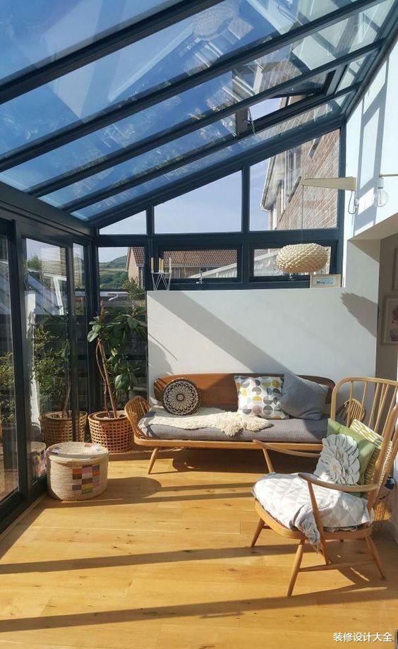朋友家翻新封阳台，只是将玻璃上延1米封顶，阳台瞬间变身阳光房