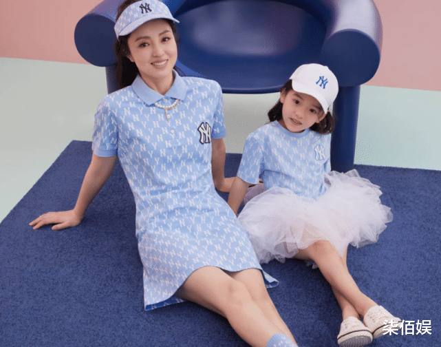 董璇|董璇小酒窝母亲节大片曝光,母女互揪小辫比身高,亲密无间似闺蜜