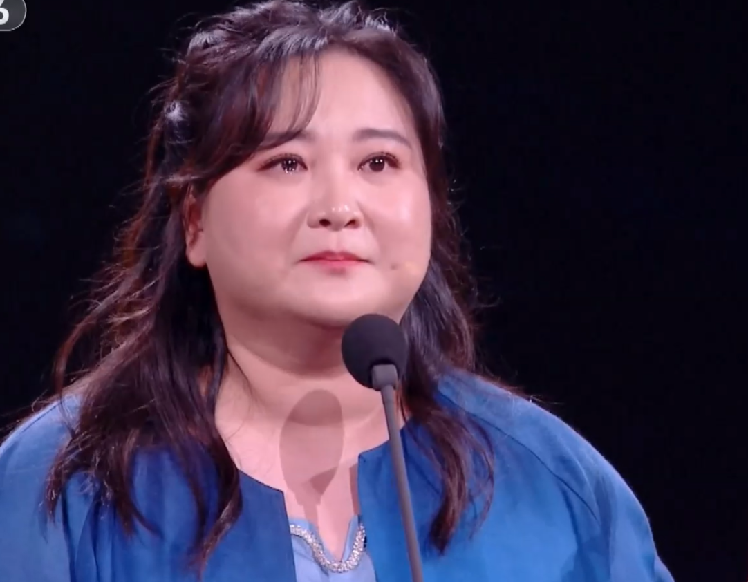 贾玲|百花奖现场明星反应太真实：吴京脸红张译咬牙，贾玲领奖全场哽咽