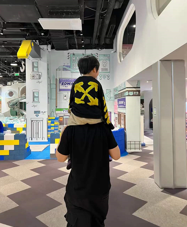 小海绵|黄晓明扛5岁儿子现身游乐园！小海绵一身名牌，皮肤白身材肉嘟嘟