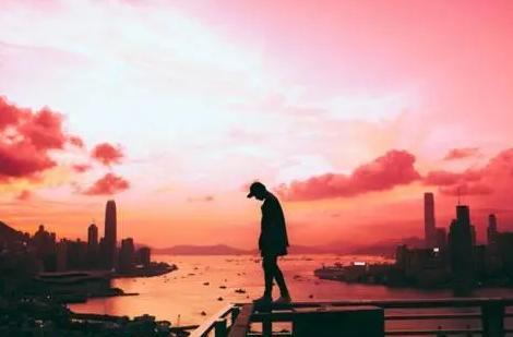 妻子外出打工与他人发展恋爱关系,丈夫偶遇后持刀报复伤人