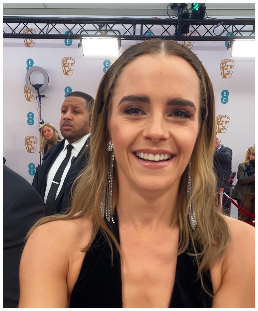 艾玛·沃特森|艾玛沃特森典礼造型被嫌老气,3个月后短发亮眼颜值巨星风范满满