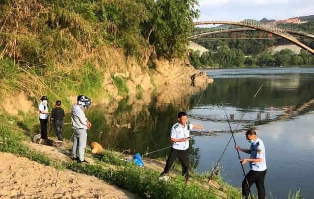 |四人五一钓鱼被抓,工作估计黄了,这种钓鱼行为可判刑