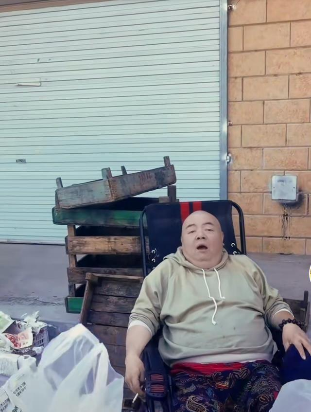 谢宁|49岁知名男星定居河北！身体圆润头发全无，摆摊卖菜谋生接地气