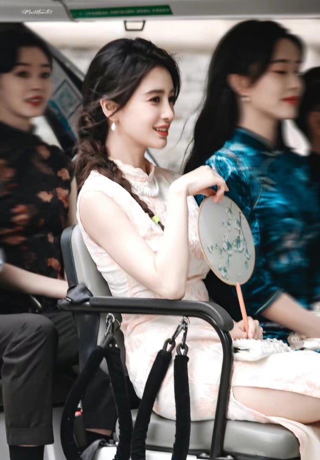 赵今麦|Baby不愧是颜霸!新路透穿紧身开叉旗袍美成民国小娇妻,离婚后绝美