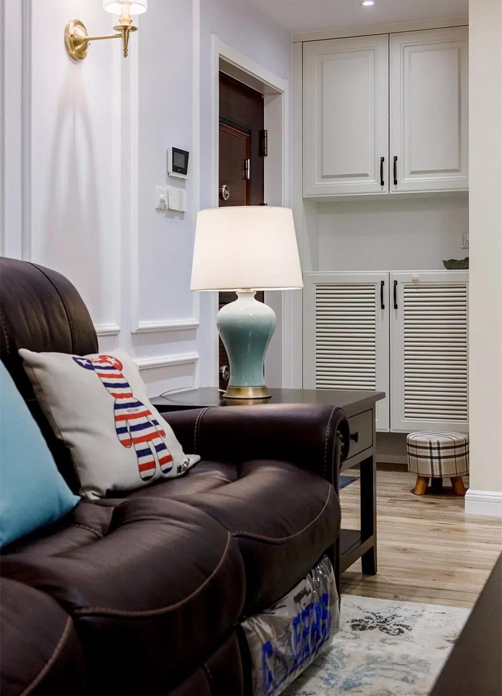 120平现代美式风三居室，把电视墙后方做成收纳，实用通透又漂亮