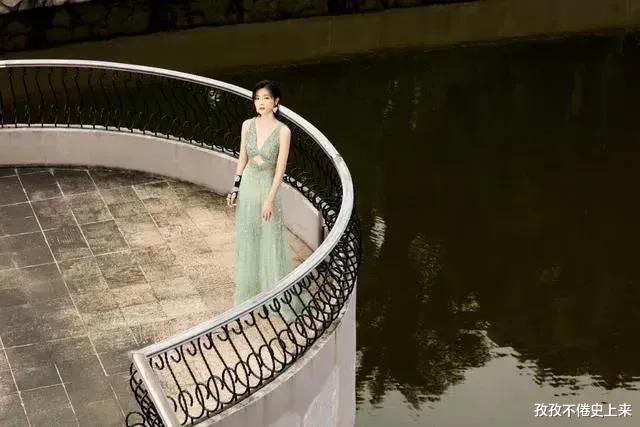 万茜|又一次被万茜惊艳到了,浅绿色吊带礼服,身材也太好了吧