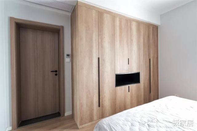 这个家足够令人放松，干净大方，没有电视背景墙却依旧魅力四射