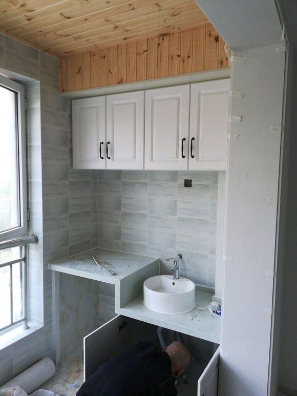 穷装的新房完工，就差家具了，朋友都劝我赶紧撕掉电视墙壁纸