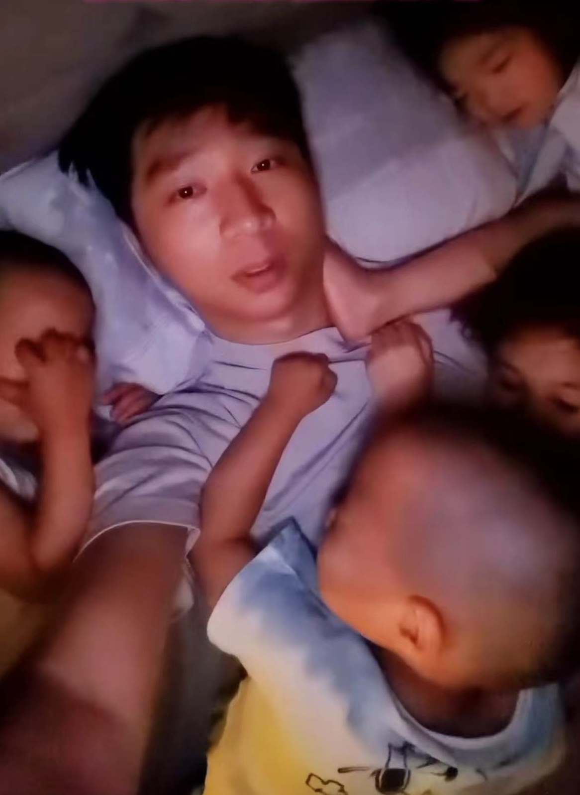 陈佩斯|陈佩斯父子四地演出都遭疫情，无奈蹲路边嗑瓜子，祖孙三代长太像