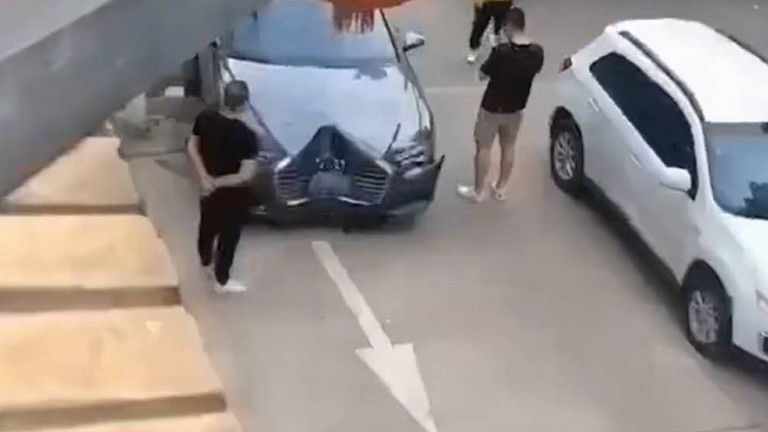 奥迪变“凹迪”，男子打电话邀功：老婆我撞出了爱你的形状