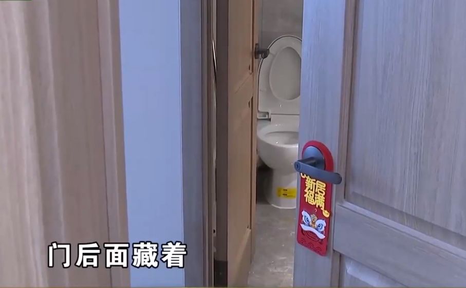 卧室门被打开，女子发现门后藏着男邻居，男子：我来看装修的