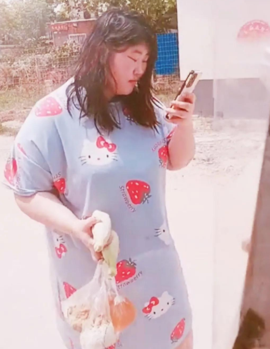 朱之文|朱楼村村民偷拍朱雪梅遭大衣嫂怒斥,自称是大衣哥爷爷,是本家!