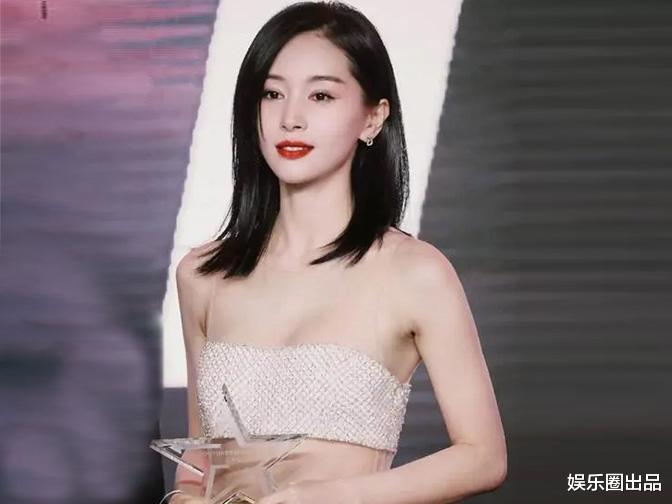 王子文|王子文领奖旧照曝光,穿露脐装涂红色唇彩,造型太美惹争议