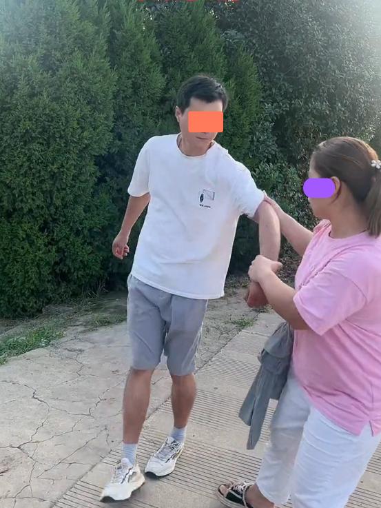 男子要回娘家可妻子不愿跟随,男子狠心离去,女子蹲在地上哭泣