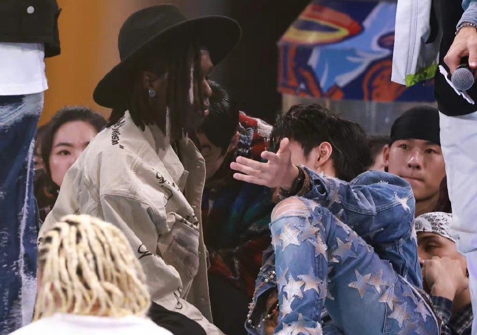 王一博|王一博对布布的表情好丰富，两人语言不通，却能交流无障碍