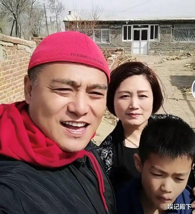 无天佛祖街头摆摊卖玉米,接不到戏便在家务农,山中老家很破旧!