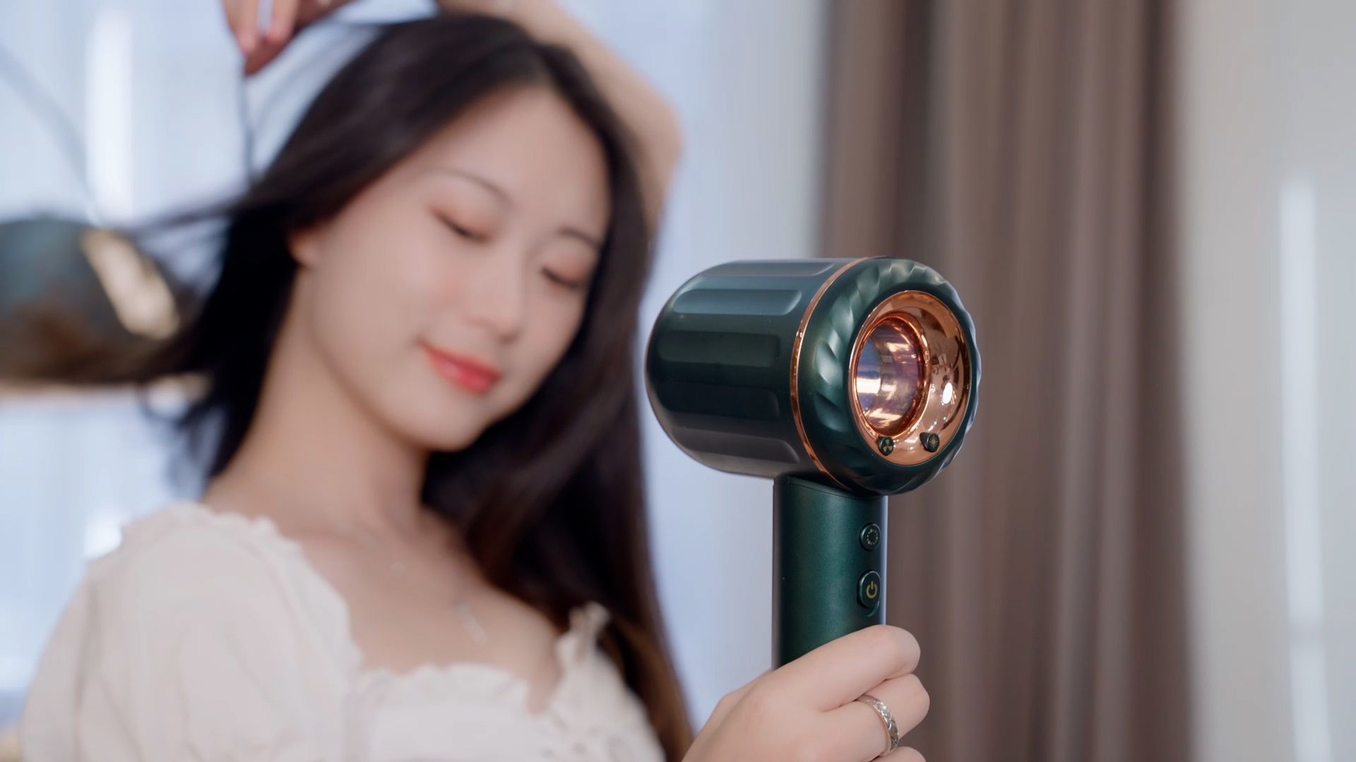 用osak橙飒卡超静音高速吹风机来吹头发,真的好顺滑