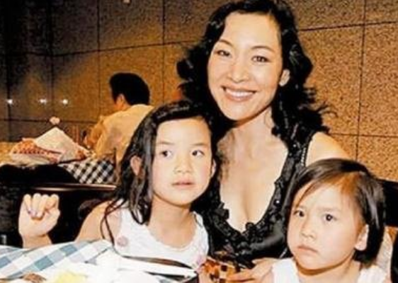 陈冲|陈冲的“毁灭史”，春晚5字得罪众人，在美国弃养双胞胎女儿