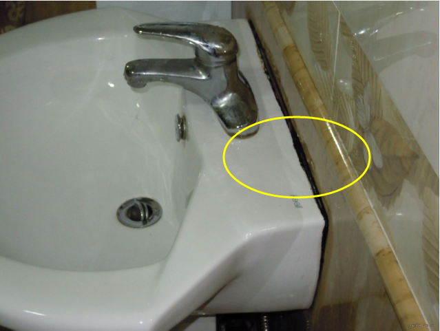 卫生间用玻璃胶还是塑钢泥？幸亏老师傅提醒，防潮不变黑，太实用了！