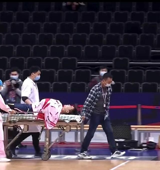 易建联|严惩易建联！广东宏远加时赛输山东高速，阿联受伤大闹技术台