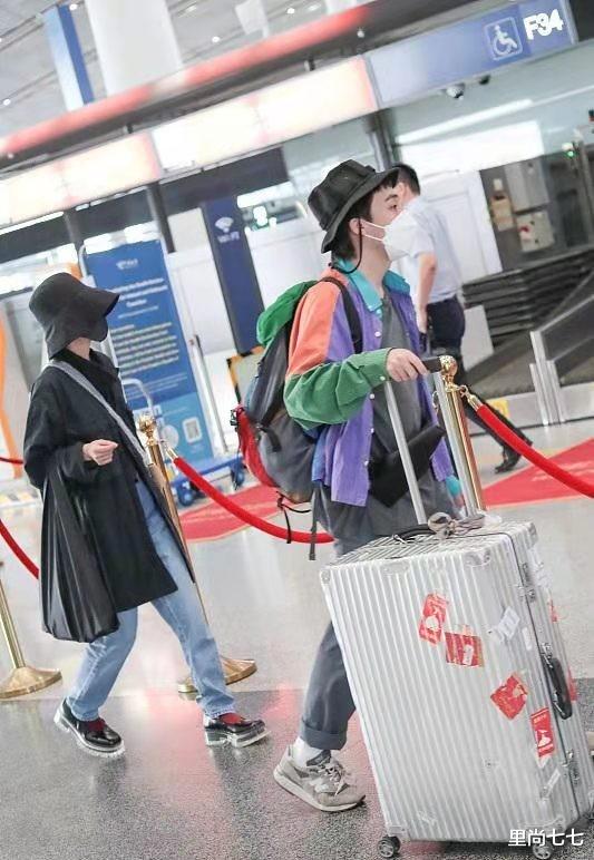 郭采洁|郭采洁和男友走机场，男友打扮张扬做派似明星，她朴素随行像助理