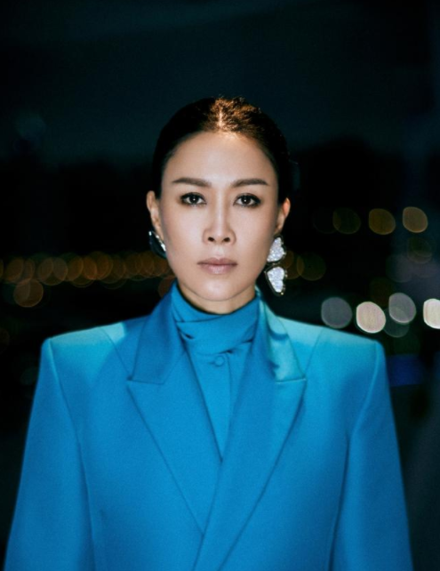 那英|那英被绿了?那英老公孟桐当街与美女搂抱,女子颜值姣好身材曼妙