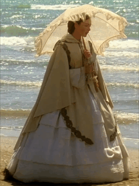 茜茜公主|新版《茜茜公主》中最惊艳的10条裙子：低调的奢华，不比老版的差 。