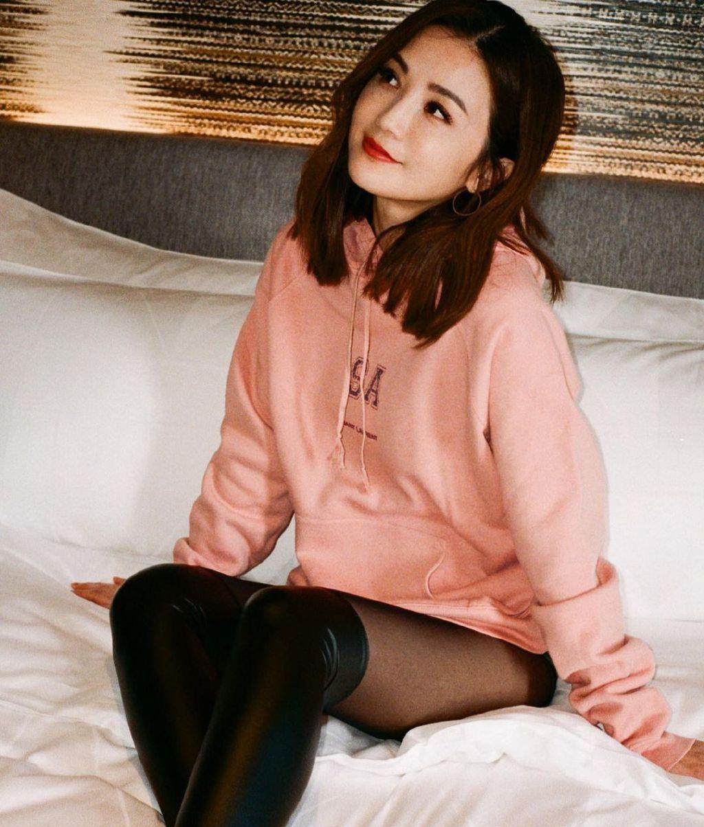 阿Sa|阿Sa在家真放得开，光脚穿丝袜证身材好床上摆拍，女团身材不愁没人要