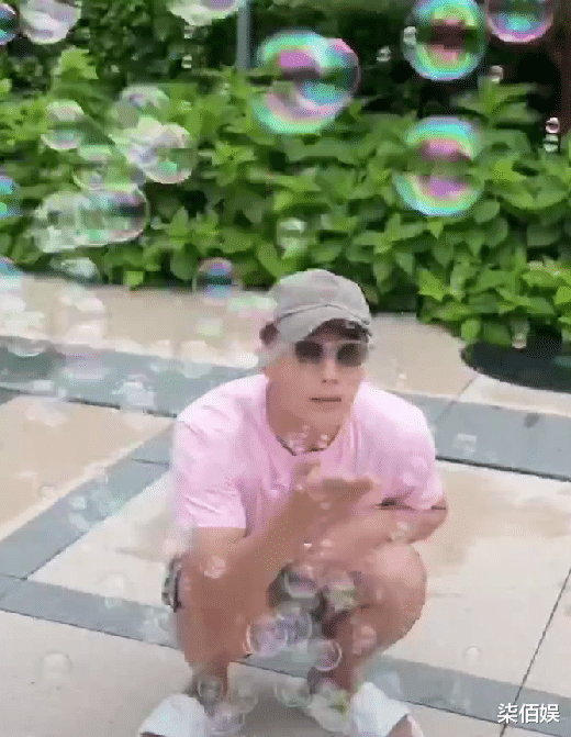 杨幂|杜淳陪妻女玩泡泡好欢乐，王灿剪短发被质疑模仿宋慧乔发声否认