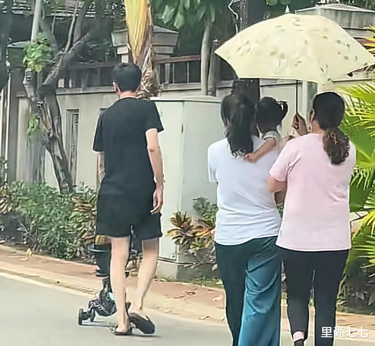 唐艺昕|唐艺昕一家三口出游，请俩保姆照顾女儿，2岁女儿身材超瘦像爸爸