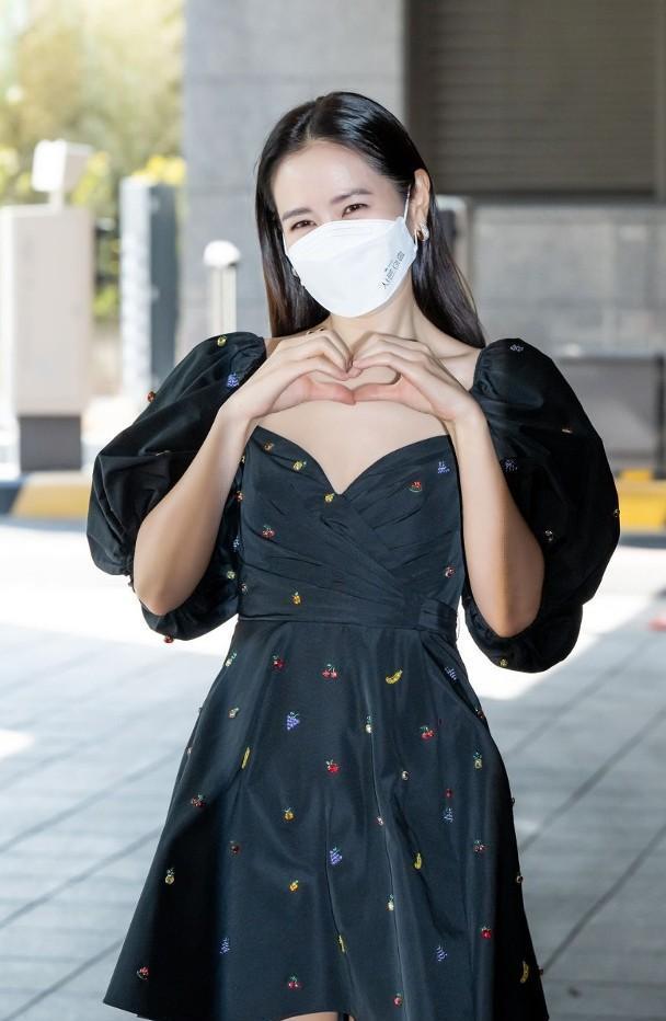 孙艺珍|孙艺珍官宣结婚后首度露面，谈作为准新娘感受，调皮娇羞十分可爱