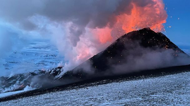 俄罗斯发生火山爆发，每小时10次爆炸！网友：人类太渺小了