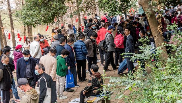 广州市|实拍广州“相亲公园”，年轻人很少，中老年人随处可见