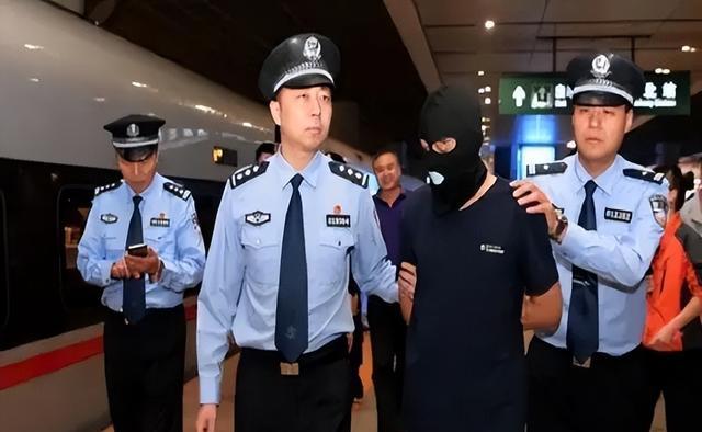 吃中国饭、砸中国锅,潜伏伪装30多年,起底“两面人”李亨利