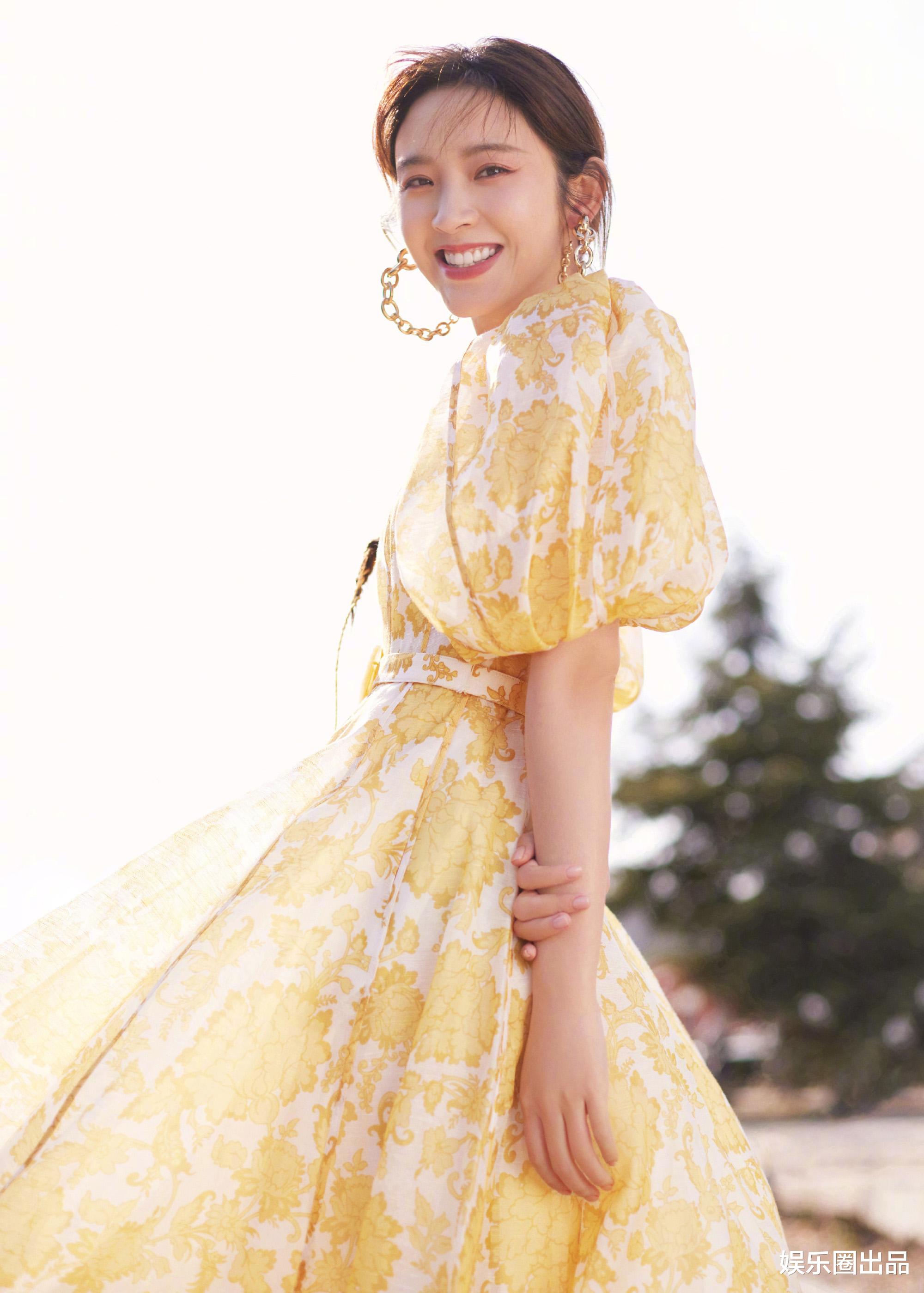 唐艺昕|唐艺昕晒踏青美照，穿碎花连衣裙扎马尾辫，笑容满面略显幸福