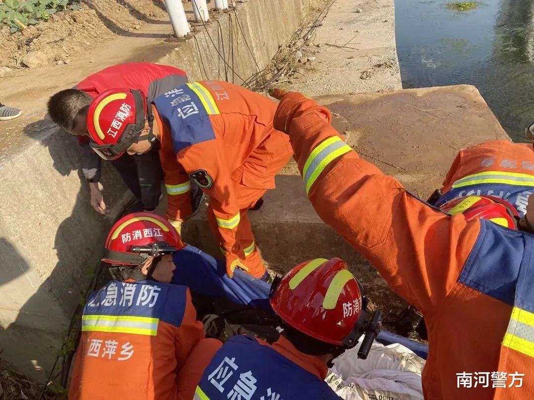 事发江西!一男子驾车坠桥冲入河里