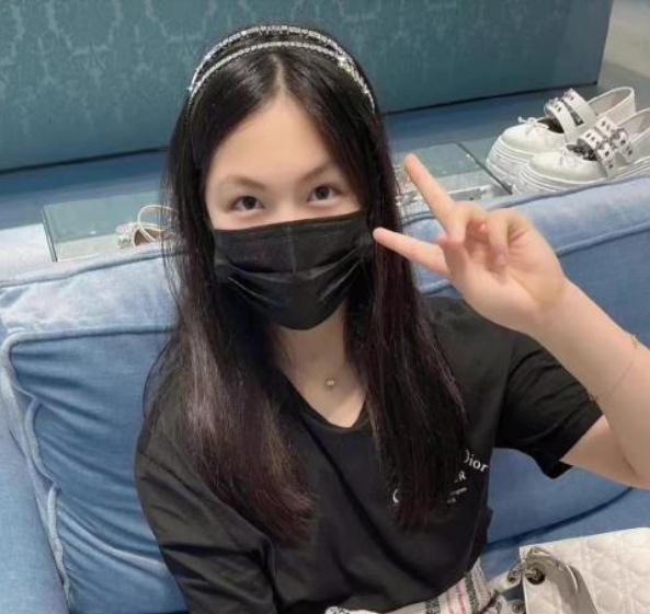 王诗龄 12岁王诗龄近照曝光，减肥后越来越有名媛气质，手上手镯价值9万