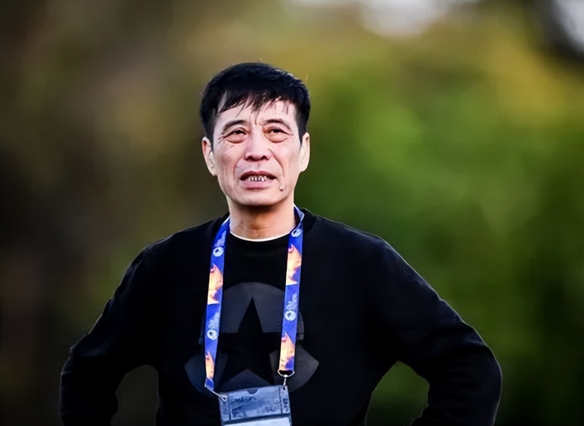 教练|国足前主帅指点足协，陈戌源急需改错，教练团队贪图轻松