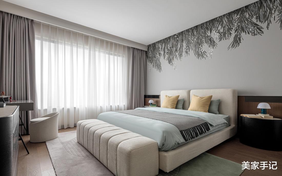 这对夫妻太有远见，坚持客厅摒弃阳台，电视墙打满柜子，场面实用大气