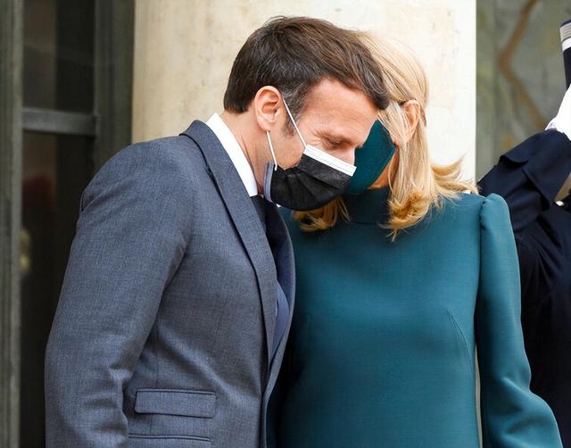 马克龙|马克龙有多深情？把69岁布丽吉特照片复原成少女，把自己P成老头！