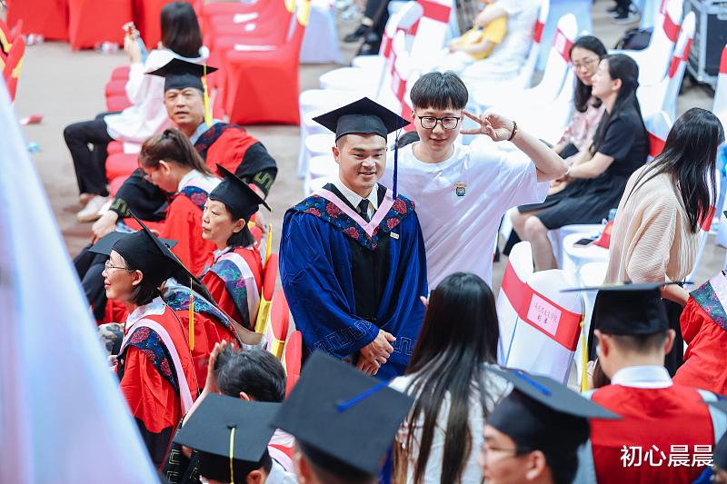 求职|985硕士女儿没工作焦虑，父亲放心“养你40岁没问题”，亲戚说笑略显尴尬！