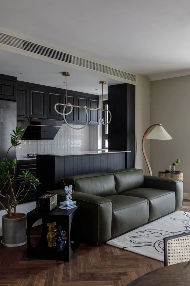 88㎡小众罗马复古风设计，玄关柜和转角弧形墙体中设计壁龛