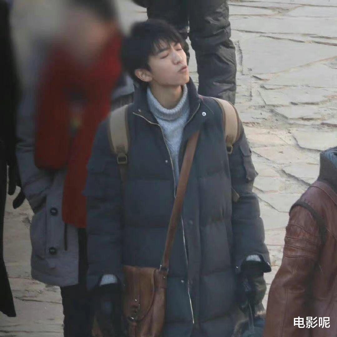王俊凯|王俊凯复工机场图,毛线帽牛仔外套,化身双开门冰箱的偶像男主